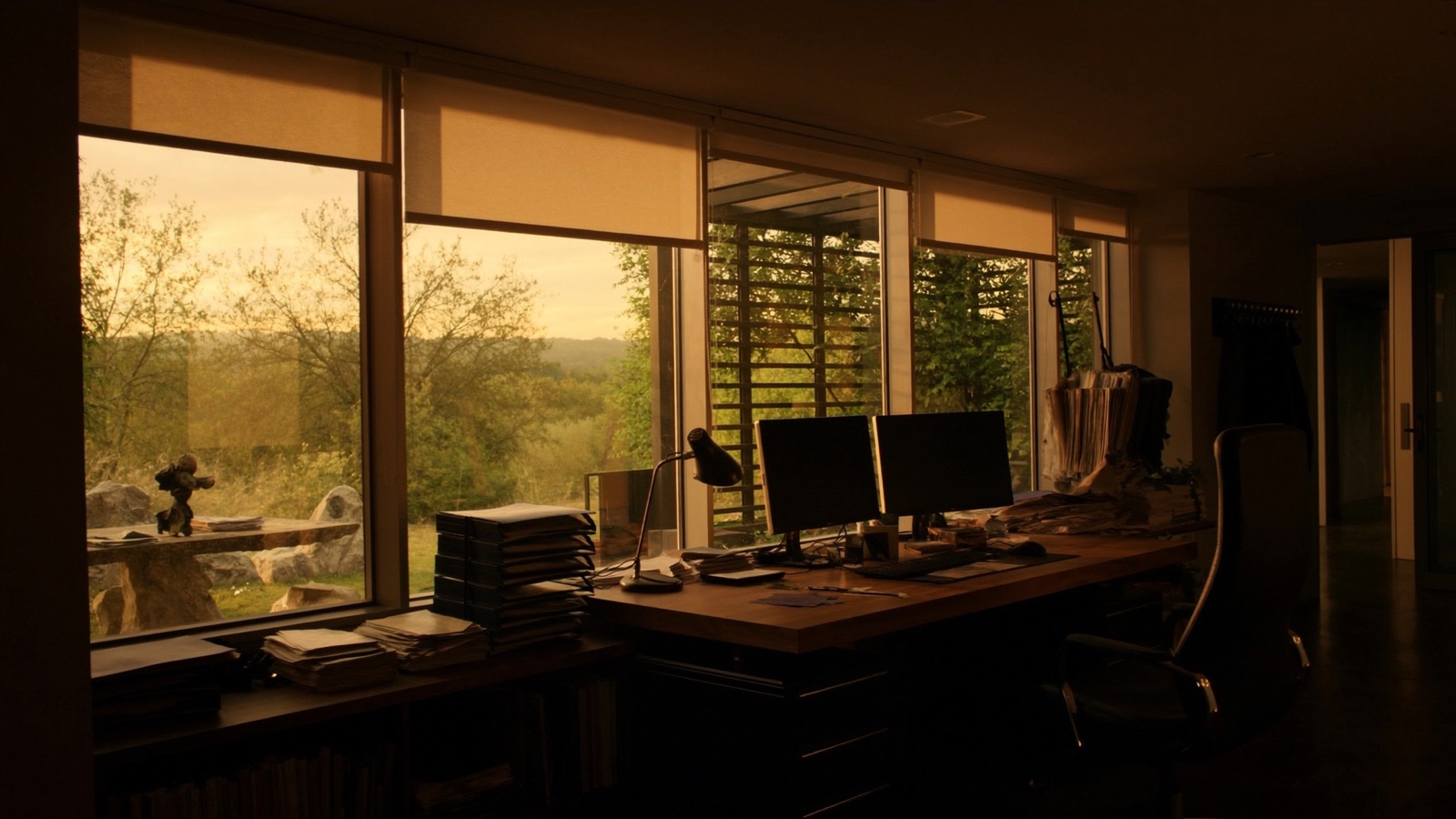 Ruhiger, hochwertiger Arbeitsplatz mit Ausblick in der Abendsonne